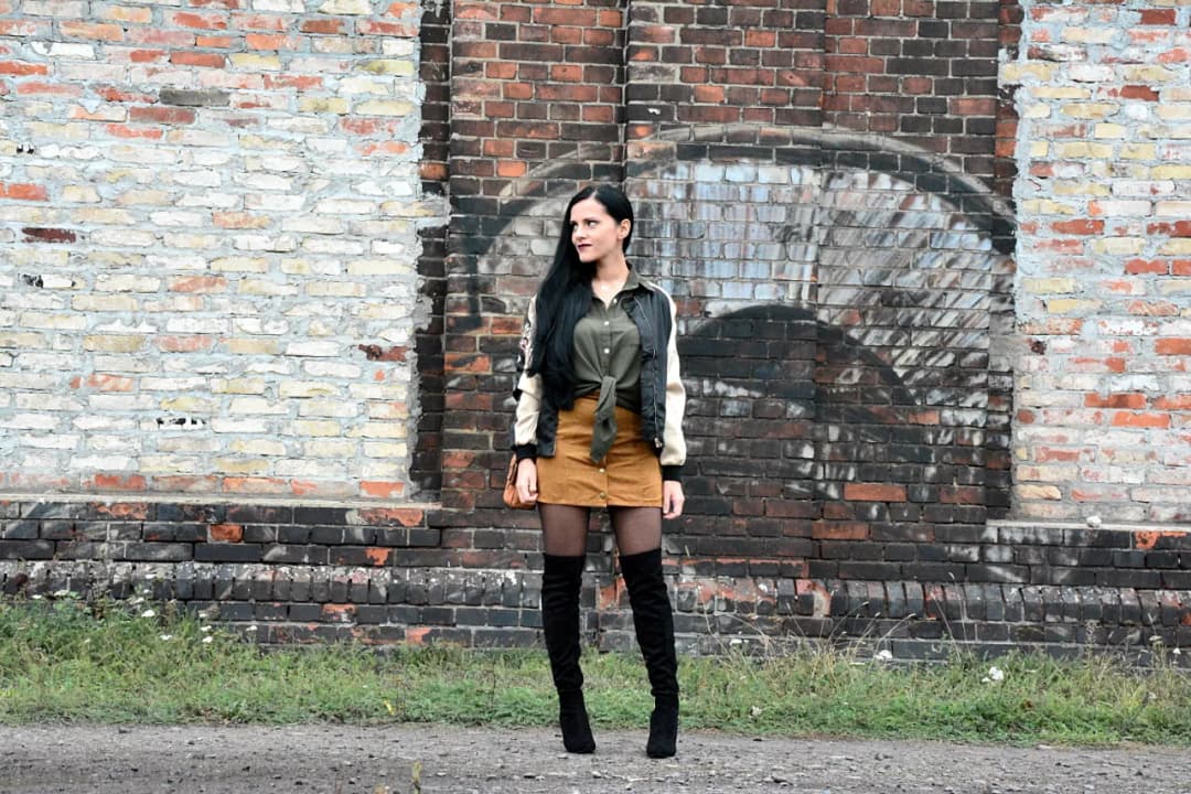 Stylizacje z musztardową spódnicą: Odkryj modne połączenia na każdą okazję