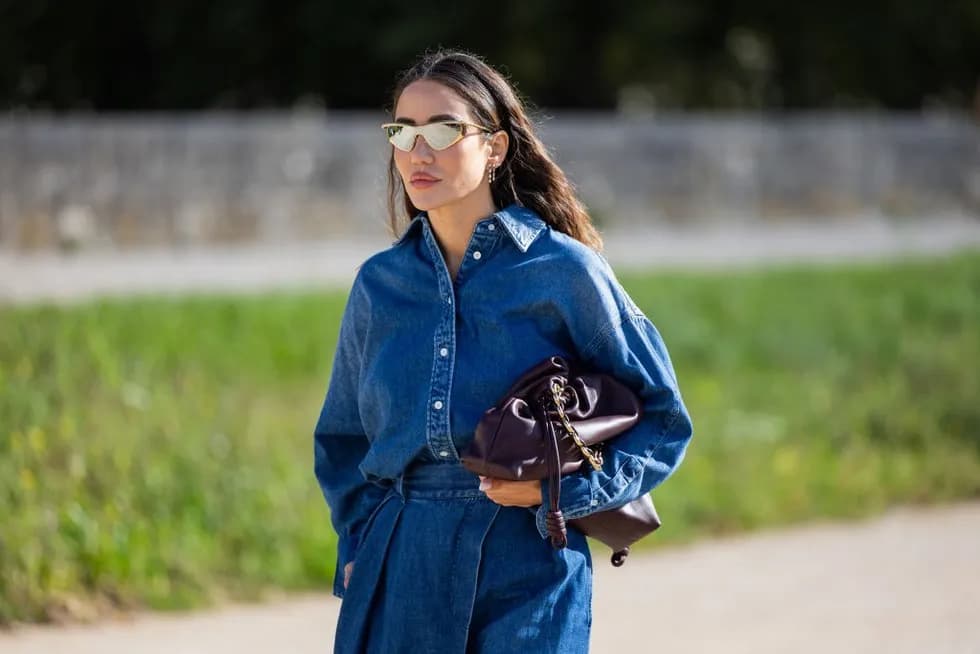 Stylizacje z jeansami paper bag, które podkreślą Twój styl i osobowość