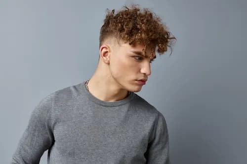 Stylizacja męskiej fryzury: trendy i techniki, które odmładzają