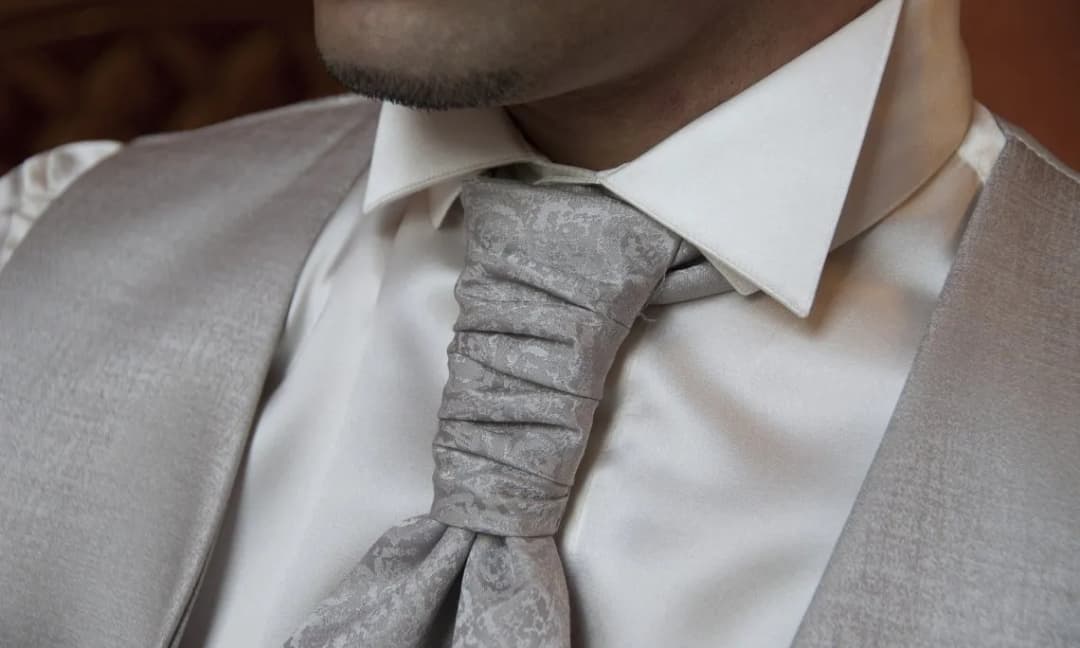 Jakie są modne krawaty? Odkryj najnowsze trendy i kolory