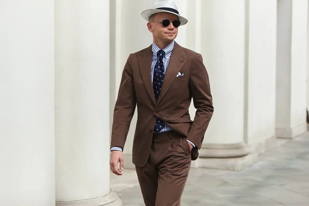 Jaką koszulę wybrać do brązowej marynarki, by wyglądać stylowo?