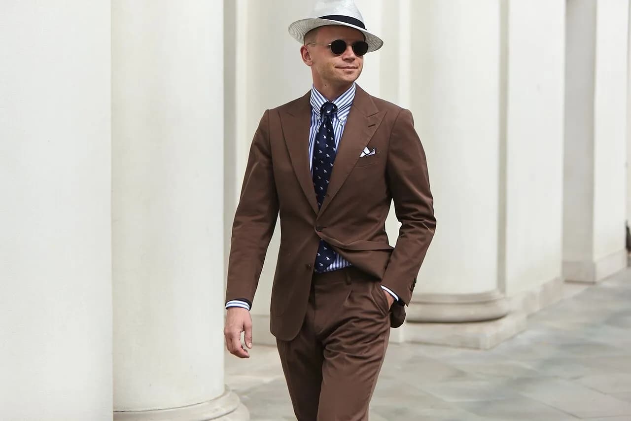 Jaką koszulę wybrać do brązowej marynarki, by wyglądać stylowo?