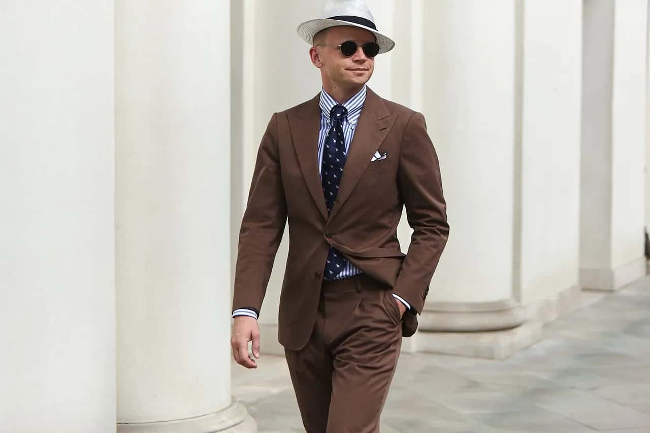 Jaką koszulę wybrać do brązowej marynarki, by wyglądać stylowo?