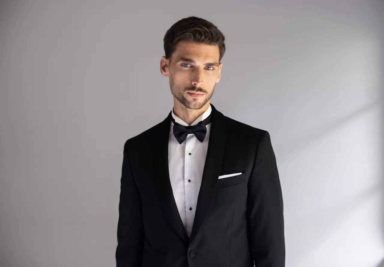 Jaki krawat do czarnego garnituru i białej koszuli, aby zachwycić?